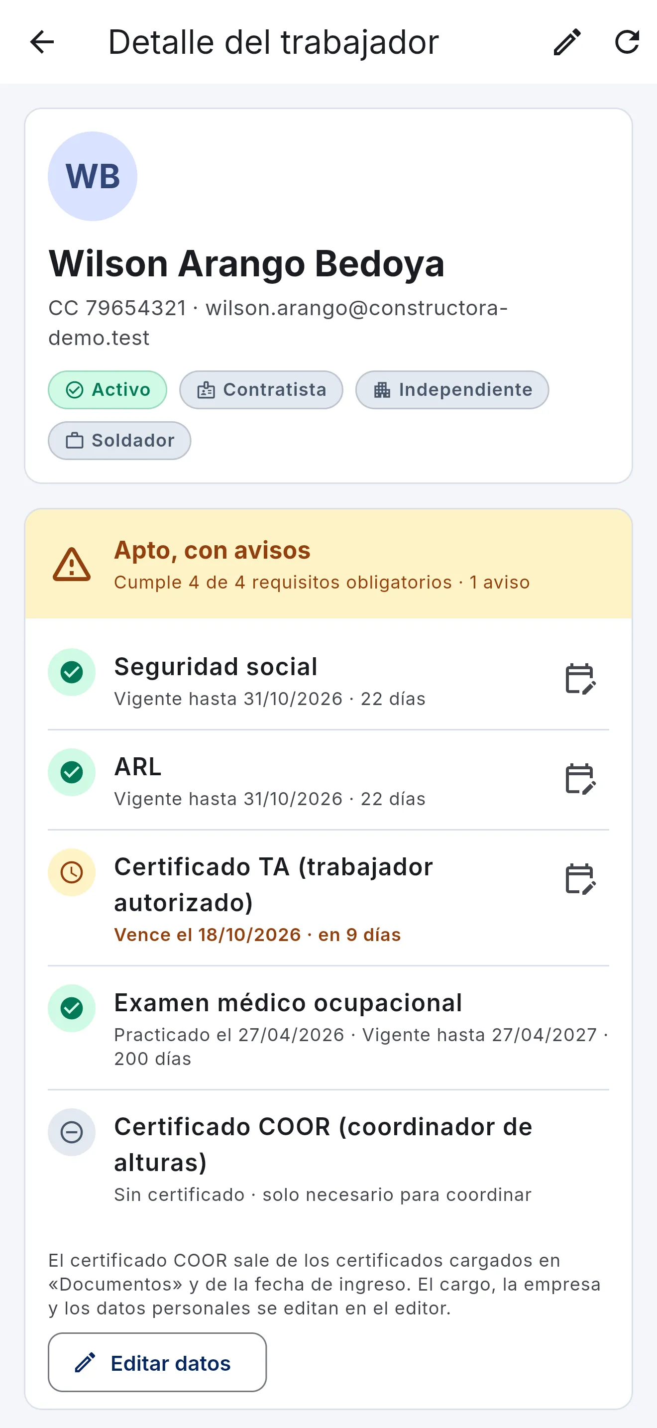 Ficha de un trabajador con su estado «Apto, con avisos» y el certificado de trabajo en alturas por vencer, en el celular