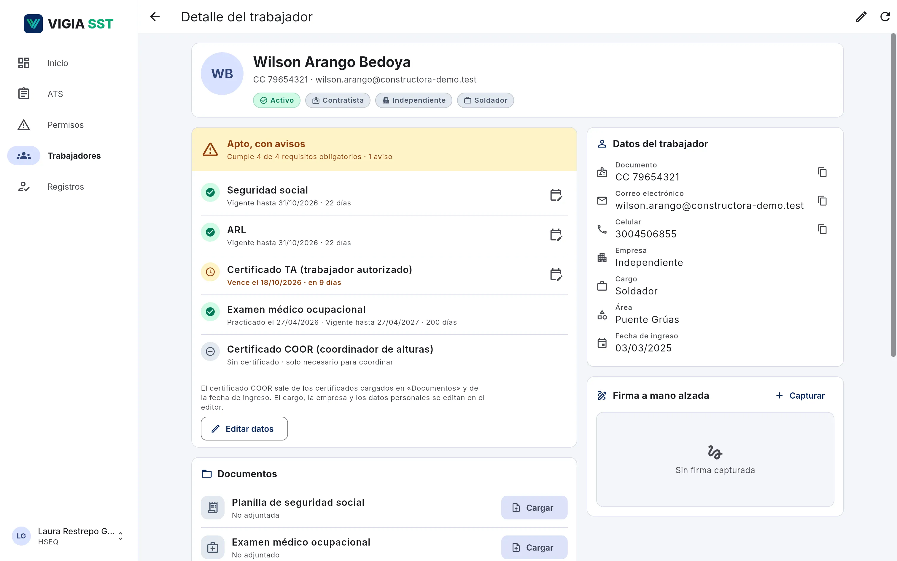 Ficha de un trabajador con su estado «Apto, con avisos» y el certificado de trabajo en alturas por vencer, en el computador